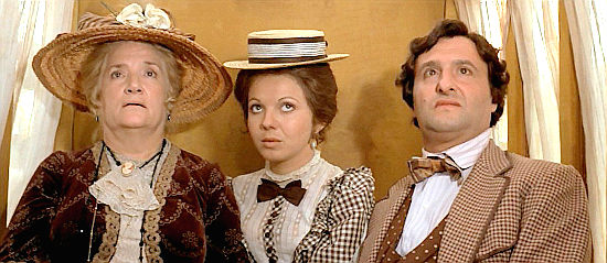 Elvira Cortese as Madame Oro, Alessandra Cardini as Anita and the businessman stage passenger in The Grand Duel (1972)
