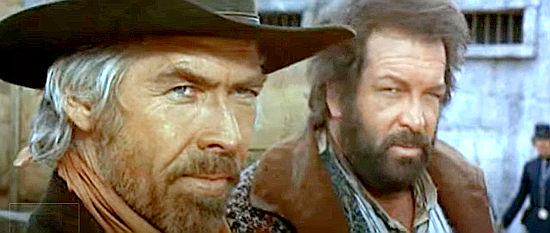 James Colburn as Col. Penbrake and Bud Spencer as Eli Sampson in A Reason to Live, a Reason to Die (1972)