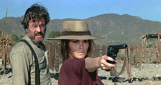 Raquel Welch as Hannie Caulder gets six-gun lessons from Robert Culp as Thomas Luther Price in Hannie Caulder (1971)