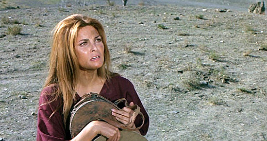 Raquel Welch as Hannie Caulder trying to convince bounty hunter Thomas Luther Price to help her in Hannie Caulder (1971)