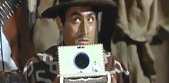 Lando Buzzanca as Bill with the music box used to determine when the shooting starts in For a Few Dollars Less (1966)
