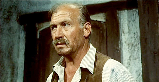 Ugo Sasso as Tom, Nora's dad, in Colorado Charlie (1965)