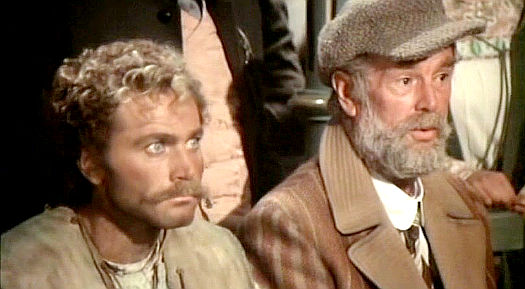 Franco Nero as Onion and Sterling Hayden as Henry (Jack) Pulitizer as a jury returns its verdict in Cry Onion (1975)