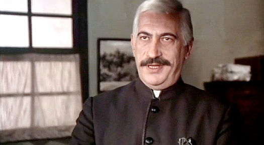Leo Anchoriz as the sheriff in Cry Onion (1975)
