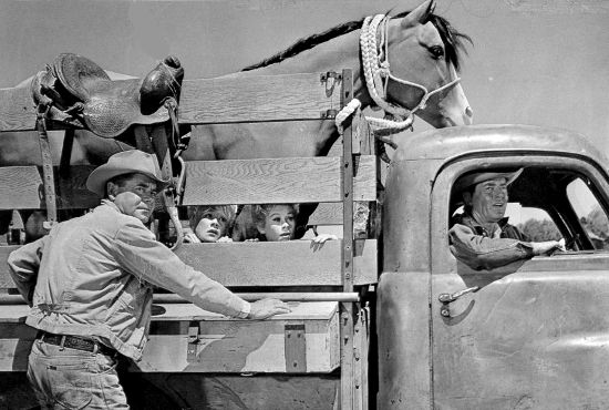 Glen Ford as Ben Jones, Hope Holliday, Sue Ane Langdon and Henry Fonda as Howdy Lewis in The Rounders. That's Old Fooler in the truck.