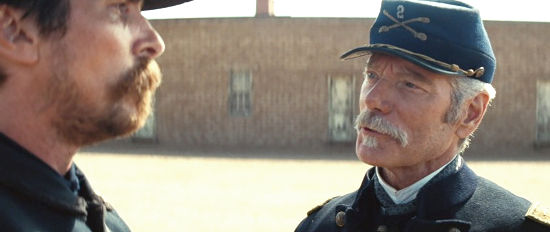 Stephen Lang as Col. Abraham Briggs with Christian Bale as Capt Joseph Blocker in Hostiles (2017)