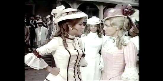 Silvia Monti as Cat and Francoise Girault as Dolly has a dispute in the streets of Langtry in Judge Roy Bean (1971)