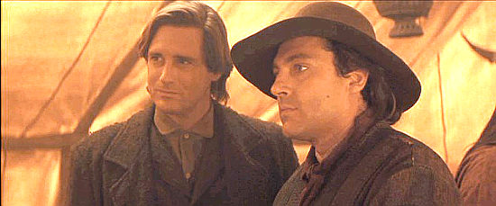 Bill Pullman as Ed Masterson and Tom Sizeman as Bat Masterson in Wyatt Earp (1994)