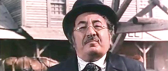 Ettore Mattia as attorney Smith, trying to deliver an inheritance to Stinky Manure in Tedeum (1972)