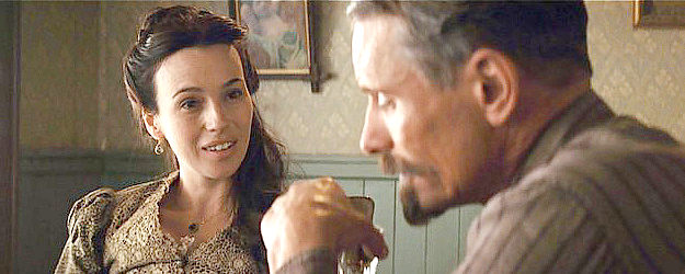 Adriana Gil as Katie with Viggio Mortensen as Everitt Hitch in Appaloosa (2006)