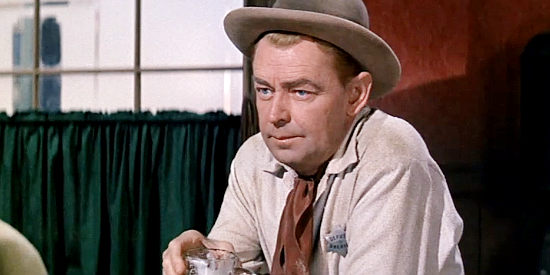 Alan Ladd as Mitch, enjoying a beer and spotting his first recruit in One Foot in Hell (1960)