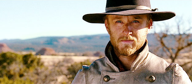 Ben Foster as Charlie Prince, spotting the stage on which Ben Wade is supposed to be riding in 3:10 to Yuma (2007)