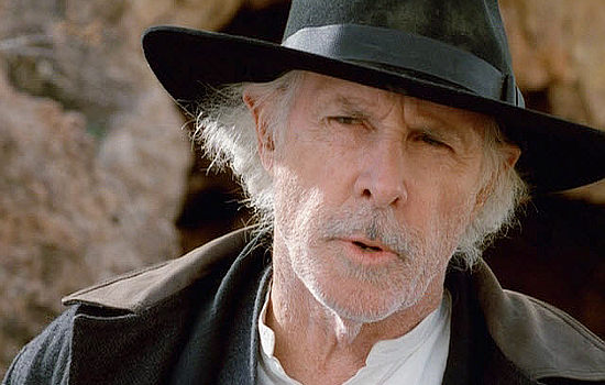 Bruce Dern as Sheriff Hutchinson, determined to catch a kiler, even if he has to head into Mexico to do it in Hard Ground (2003)