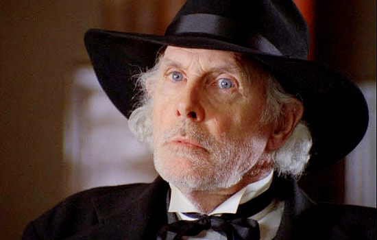 Bruce Dern as Sheriff Hutchinson, trying to convince John Chill McKay to help him track down a killer in Hard Ground (2003)