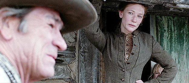 Cate Blanchett as Magdelana Gilkeson convincing father Samuel Jones (Tommy Lee Jones) to be her tracker in The Missing (2003)