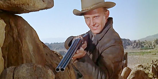 Jan Merlin as Travers, the wanted killer, holding a gun on his pursuers in Hell Bent for Leather (1960)