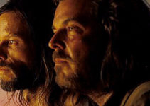 Guy Pearce as Charlie Burns and Danny Huston as Arthur Burns in The Proposition (2005)