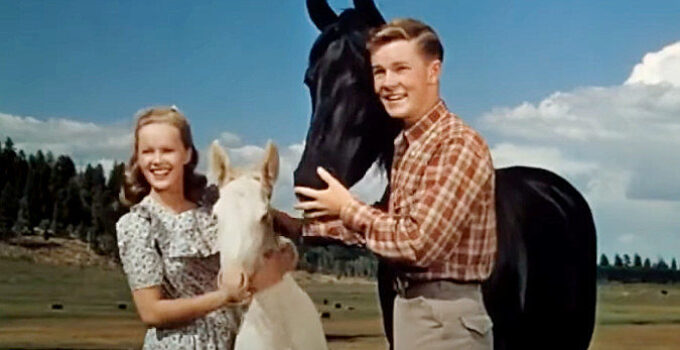 Peggy Cummins as Carey Greenway and Robert Arthur as Kenny McLaughlin with Jewel and her colt in Green Grass of Wyoming (1948)