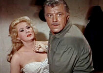 Virginia Mayo as Linda Lee, locked in a struggle with Bo Greer (James Craig) in Fort Utah (1967)