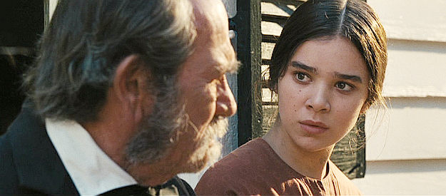 Hailee Steinfeld as Tabitha Hutchinson, the young girl George Briggs befriends in The Homesman (2014)