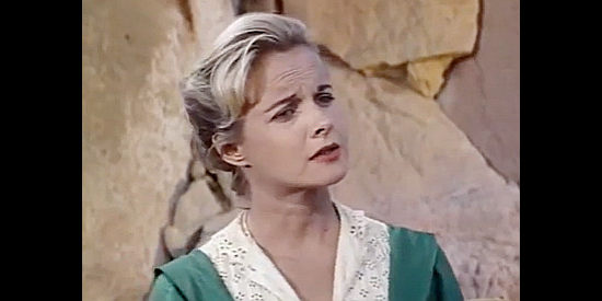 Mona Freeman as Ann Bradley, getting to know Link better in Dragoon Wells Massacre (1957)