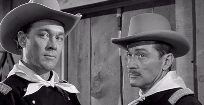Ben Johnson as Capt. Tom Thompson and Kent Taylor as Col. James Garrett in Fort Bowie (1958)