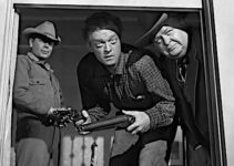 Dan Evans (Van Heflin) and Butterfield (Robert Emhardt) making sure the coast is clear while Ben Wade (Glenn Ford) looks on in 310 to Yuma (1957)