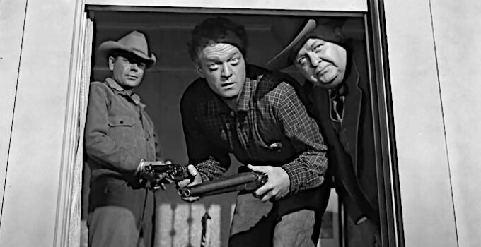 Dan Evans (Van Heflin) and Butterfield (Robert Emhardt) making sure the coast is clear while Ben Wade (Glenn Ford) looks on in 310 to Yuma (1957)