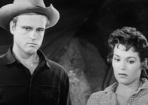 John Ericson as Jack Slade Jr. and Angie Dickson as Polly Logan, mourning the loss of a friend in The Return of Jack Slade (1958)