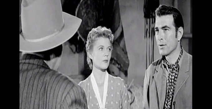 Peggy Castle as Paula Collins and Stephen McNally as Vic Rodell in Hell's Crossroads (1957)