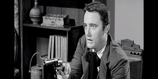 Robert Vaughn as Bob Ford, about to take his shot at amnesty in Hell's Crossroads (1957)