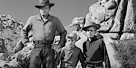 Van Heflin as Dan Evans, watching the Ben Wade gang rob a stage with sons Mark (Jerry Hartleben) and Mathew (Barry Curtis) in 310 to Yuma (1957)