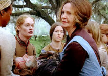 Elizabeth Hartman as Edwina and Geraldine Page as Martha Farnsworth help carry wounded Yankee John McBurney (Clint Eastwood) into an all-girl's school in The Beguiled (1971)