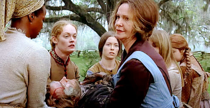 Elizabeth Hartman as Edwina and Geraldine Page as Martha Farnsworth help carry wounded Yankee John McBurney (Clint Eastwood) into an all-girl's school in The Beguiled (1971)