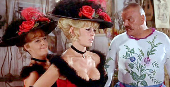 Jeanne Moreau as Maria 1 prepares Brigitte Bardot as Maria II for their first performance in Viva Maria! (1965)