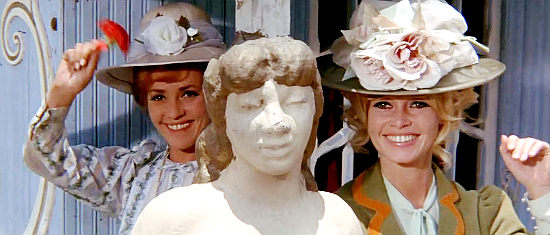 Jeanne Moreau as Maria I and Brigitte Bardot as Maria II, heroes of a revolution in Viva Maria! (1965)