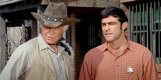 Jim Davis as a Rio Lobo deputy with Mike Henry as Sheriff Hendricks in Rio Lobo (1970)