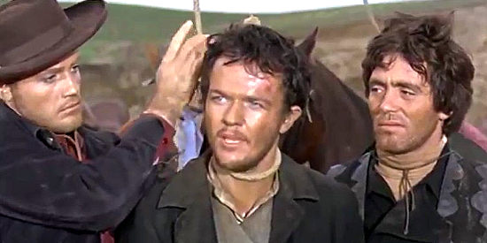 Lou Castel as Requiescant, caught in a tight spots between Dean Light (Carlo Palmucci) and Burt (Franco Citti) in Requiescant (1967)