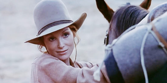 Sondra Currie as Jessica, bidding farewell to Rufe, the man who equips her for her mission of vengeance in Jessi's Girls (1975)