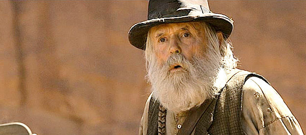 Matt Clark as an old prospector, about to be relieved of his gold and perhaps his life by Clinch's gang in A Million Ways to Die in the West (2014)