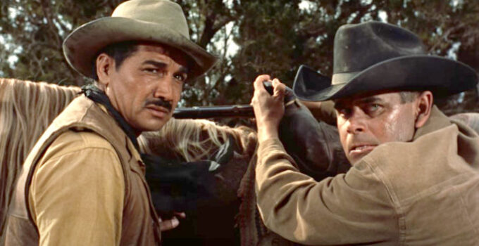 Victor Manuel Mendoza as Paco Mendoza and Glenn Ford as Tom Reese in Cowboy (1958)