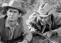 Anthony Perkins as Sheriff Ben Owens and Henry Fonda as Morg Hickman, closing in on two killers in The Tin Star (1957)