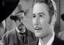 Errol Lynas Mike McComb, stanidng up to Banjo Sweeney in Silver River (1948)