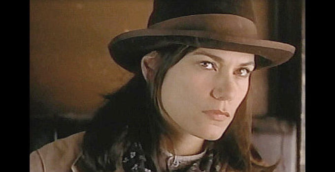 Linda Fiorentino a Sarah O'Rourke in Desperate Trail (1994)