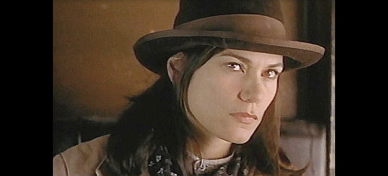 Linda Fiorentino a Sarah O'Rourke in Desperate Trail (1994)