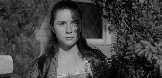 Jenny Jones as servant girl Essie, fearing a fresh grave will cause problems for the man she adores in The Devil's Disciple (1959)