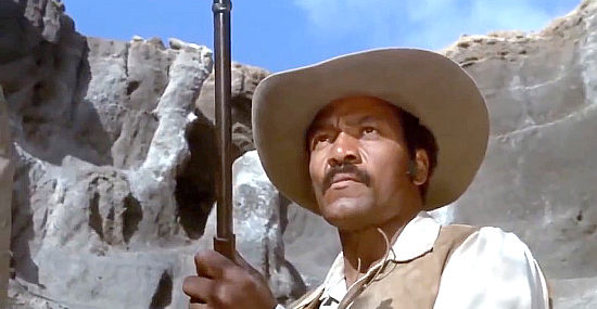 Jim Brown as Pike, prepared for trouble from above in Take a Hard Ride (1975)