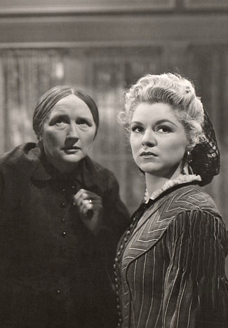 Marjorie Main as Mrs. Cantrell with Claire Trevor as Mary McCloud in Dark Command (1940)