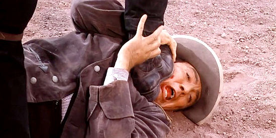 Cameron Mitchell as Bill, feeling the foot of one of Jess's men in The Last Gun (1964)