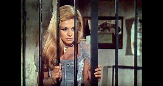 Sandra Milo as Gwenda Swaggel dressed up for a jailhouse visit in The Bang Bang Kid (1967)